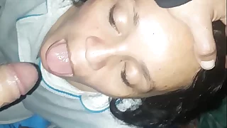 Mamá milf es follada por la boca y recibe semen en la boca
