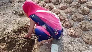 गांव वाली भाभी गांव किनारे गोवर थोपने गई चूत मरवाने लगी