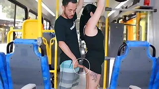 Morena tateando no ônibus